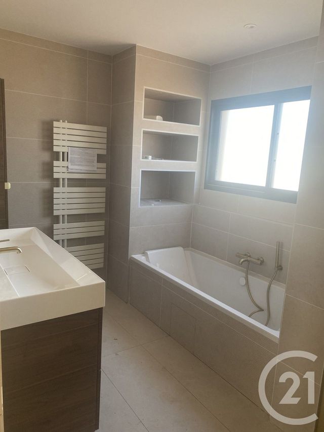 Maison à louer - 5 pièces - 129 m2 - Nezignan L Eveque - 34 - LANGUEDOC-ROUSSILLON